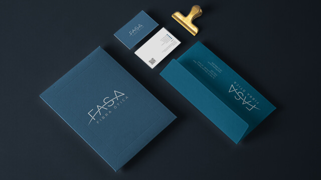 imagem com artigos de papelaria da nova identidade visual da FASA