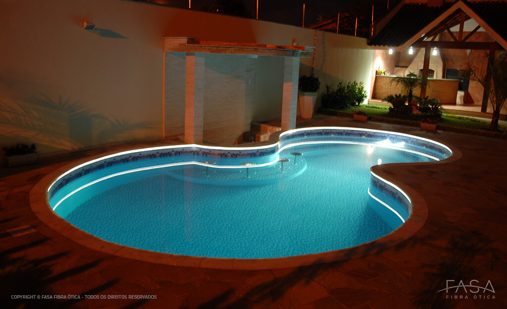 FASA - imagem de piscina iluminada